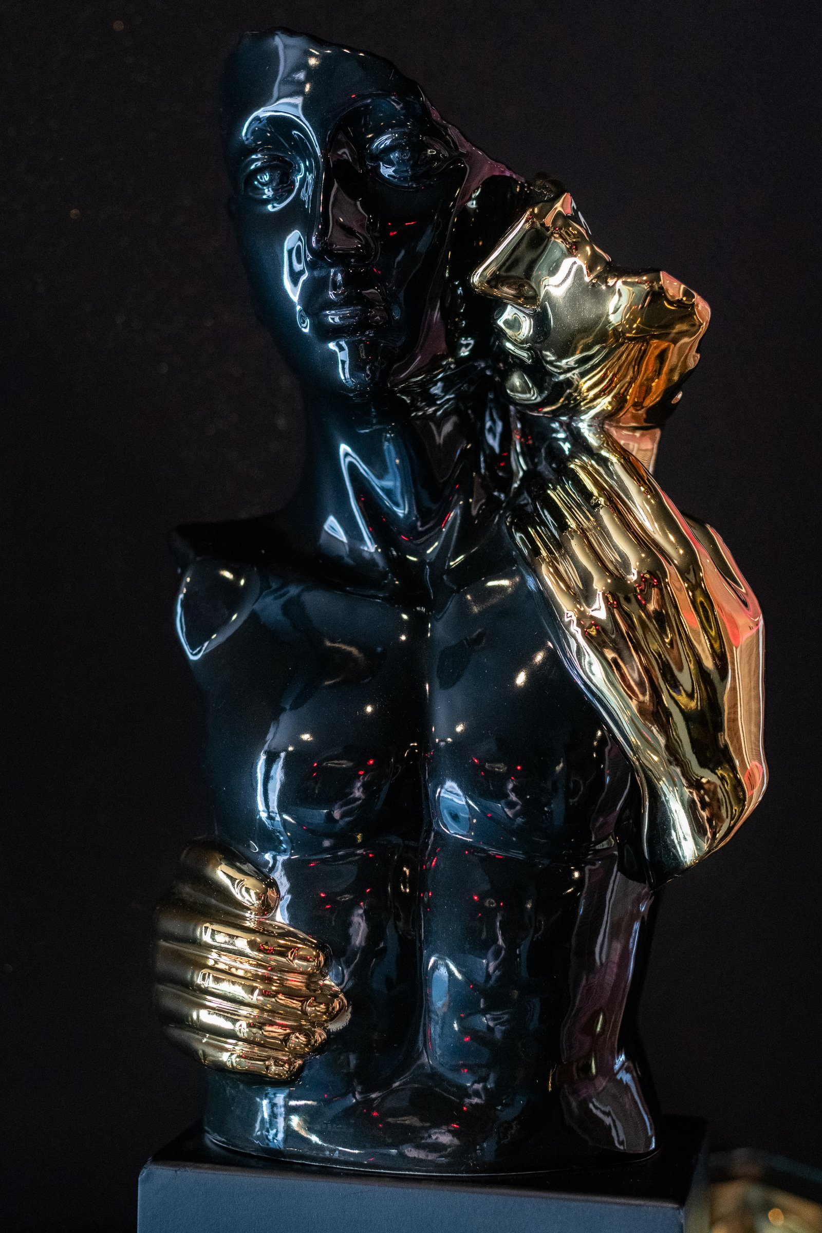 Photo d'une statuette noire et gold